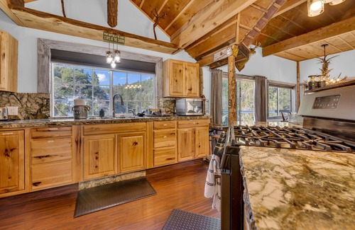 Arrowbear Lake Cabin | Hibernation Station | Rustic Cabin + Hot Tub