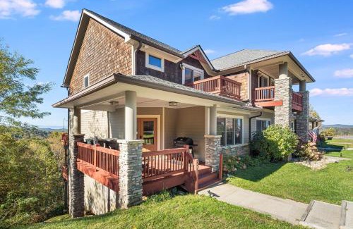 Wolf Laurel Apartment | Hibernation Station - MTN Views near Asheville!