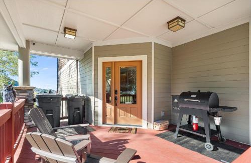 Wolf Laurel Apartment | Hibernation Station - MTN Views near Asheville!