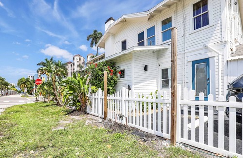 Fort Myers River District House | Hibiscus House Bed Breakfast Inn Flamingo Suite