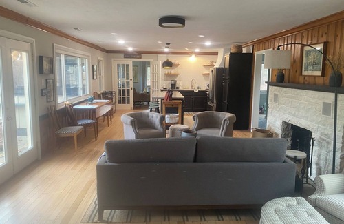 Sloans Valley Cottage | Hidden 2-bedroom Lake Cumberland cottage with lake view & access in Burnside KY
