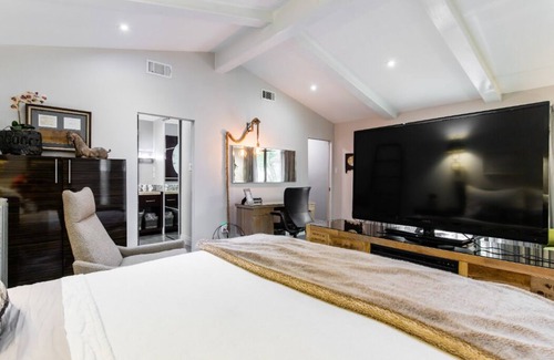 Kessler Bed & Breakfast | Hidden Cliff Elegant suite at Bishop Arts District Mid Century Resort