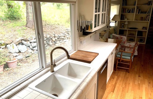 Grass Valley House | Hidden Country Gem with Pond | Free Early In & Late Out | Pet Friendly!