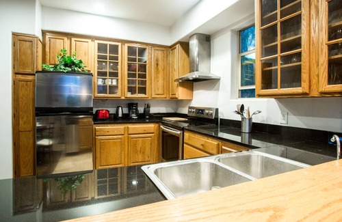 Desert View Village House | Hidden Desert- Custom Home Desert Views, 5 min to Food/Shop