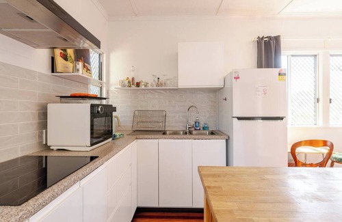 Taigum House | Hidden Gem 1 Brm House - by shops WiFi+Parking+A/C