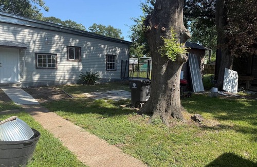 Northside Apartment | Hidden Gem 2BR Wi-Fi parking