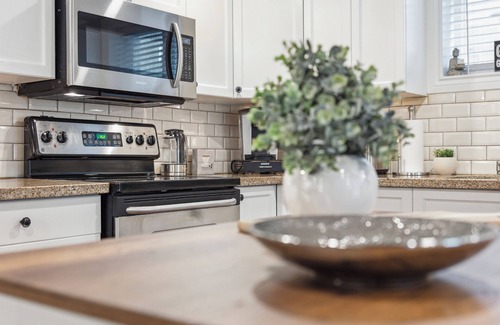Bowmanville House | Hidden Gem 2BR with AC🌺