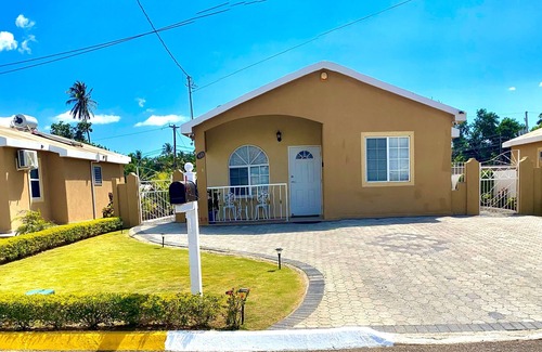 Portmore House | Hidden Gem, Cozy 2-bedroom house with WiFi, AC, Private Pool In Portmore
