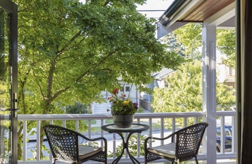 Kensington-Cedar Cottage House | Hidden Gem l Centrally Located l Beautiful Home