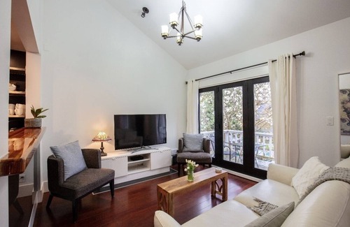 Kensington-Cedar Cottage House | Hidden Gem l Centrally Located l Beautiful Home