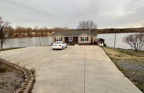 Belmont House | Hidden Gem Lake Retreat! Live and breath your best life for a few days!