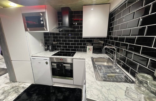 Luton Apartment | Hidden Gem Lt Properties Jacuzzi bath Super king size round bed