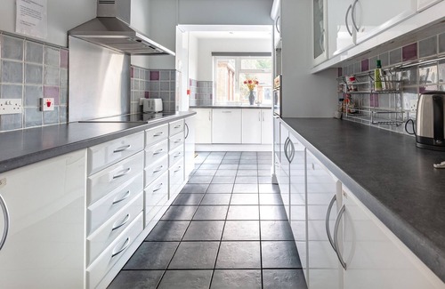 London Borough of Hounslow House | Hidden Gem Minutes from Heathrow Airport