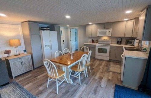 South Byron Cottage | Hidden gem on a private lake - serene, senic and superb!nn