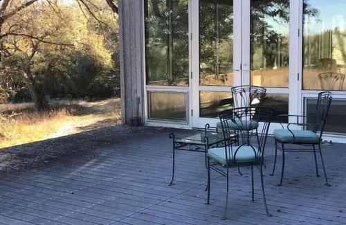 Washington House | Hidden Gem on the prairie, a house of light and ease