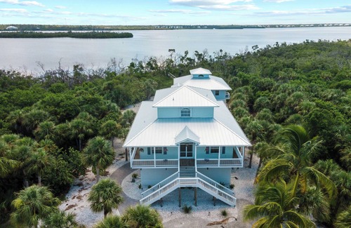 Palm Island House | Hidden Gem, peaceful and private tropical vacation home with a water overlook