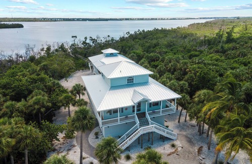 Palm Island House | Hidden Gem, peaceful and private tropical vacation home with a water overlook