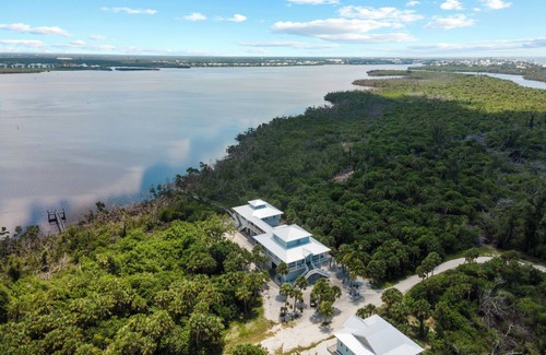 Palm Island House | Hidden Gem, peaceful and private tropical vacation home with a water overlook