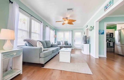 Pass-a-Grille House | Hidden Gem! Steps to Pass-a-Grille Beach, Pets Ok