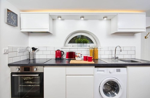 Kegworth Apartment | Hidden Gem w/Mini Courtyard & Free Gym/Pool Access
