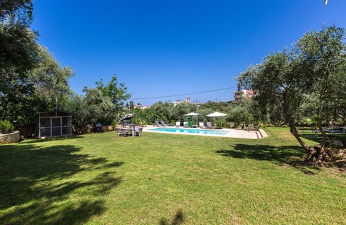 Daratsos Villa | Hidden in the Trees Offering Full Facilities & Privacy only 1,5 km from Beach!
