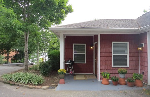 Waterloo House | Hidden Lake Paradise Cottage, pet friendly, with Sunrise Views and a Loft