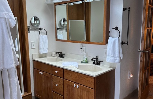 Poulsbo Bed & Breakfast | Hidden Meadows - Quiet, charming, close to shopping, medical and naval bases.