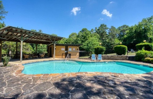 Eureka Springs House | Hidden Oasis|Big House w/Pool 1mi to Downtown ES