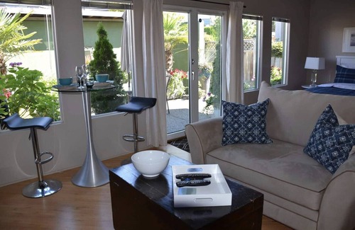 White Rock Apartment | Hidden Oasis Close To Ocean And Beaches
