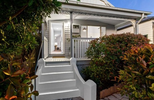 Cessnock Cottage | Hidden Oasis in The Hunter Valley with heated pooln'The Cutest Cottage'