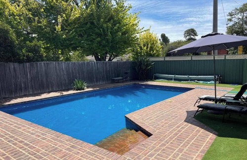Yarrawonga House | Hidden Oasis on Piper. Park your car and walk to everything