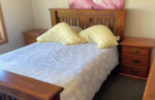 Yarrawonga House | Hidden Oasis on Piper. Park your car and walk to everything