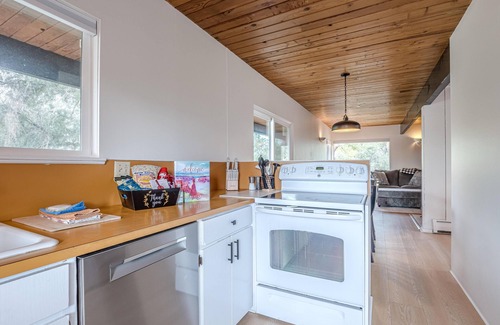 Palisade House | Hidden Serenity: Pet Friendly Patio Dining