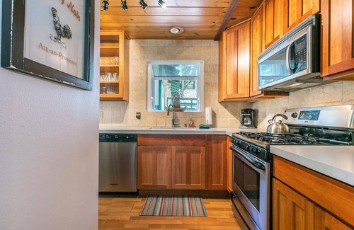 Sunnyside House | Hidden Willow at Tahoe Park - Cozy 2 BR Cabin, Walk to Lake & Dining