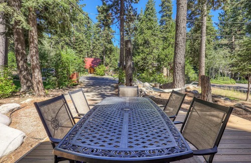 Sunnyside House | Hidden Willow at Tahoe Park - Cozy 2 BR Cabin, Walk to Lake & Dining
