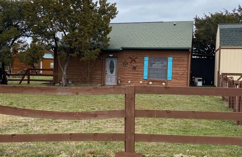 Palo Pinto County Cabin | Hide Away Cabin minutes from Hell's Gate