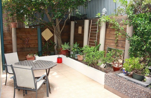 Bar Beach Apartment | Hideaway apartment in bustling beachside suburb, short walk to city attractions