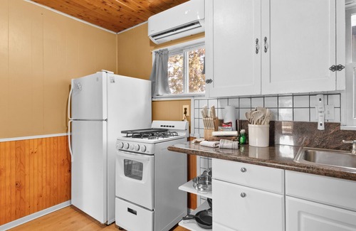 Big Bear City Cabin | Hideaway Cabin - Cozy romantic cabin perfect for couples, A/C