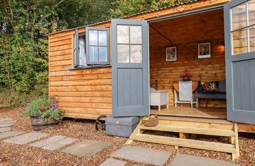 Newton Saint Cyres Cottage | HIDEAWAY CABIN, romantic, with a garden in Thorverton