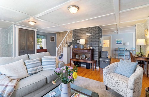 Owls Head Cottage | Hideaway Cottage, Walk to Owls Head Lighthouse