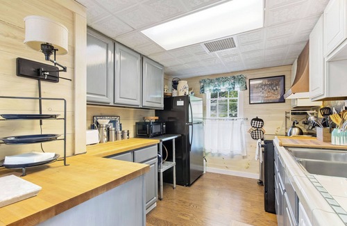 Owls Head Cottage | Hideaway Cottage, Walk to Owls Head Lighthouse