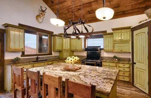 Moab South Valley Bed & Breakfast | Hideout @ the Rim - John Wayne Suite