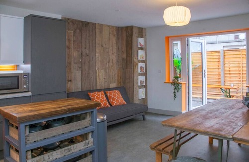 Cotham House | higgihaus 3a 4 Bed Big Groups Hip Location