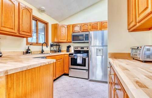 East Stroudsburg House | High Altitude Hideaway | Hot Tub | Steam Room