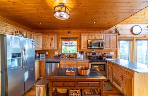 Piney Creek Cabin | High Country Cabin - Best VIEWS abound! See NC/TN/VA mountains from all levels!