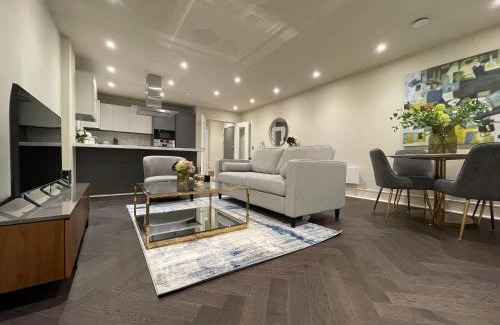 Chigwell Apartment | High End 1 BR Apt, 2 Beds Desirable Chigwell CHCL F3