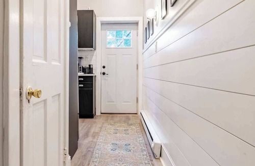 Wilmington Apartment | High end 1B apt, laundry, 10ft ceilings, king bed