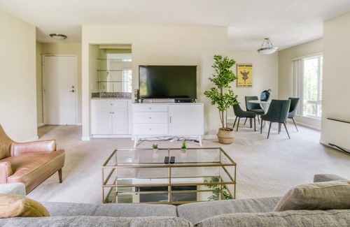 Palo Alto Apartment | High-End 1BR with Spa and Pool Access