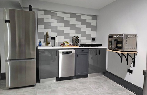 Woodlawn Apartment | High-end 2Bdrm Garden Apt. Where Comfort Meets Style