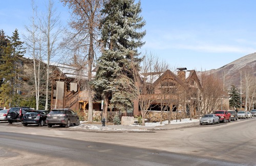 Aspen Condo | High End Aspen Studio - #407 Walk to Town, Gondola & Lift 1a